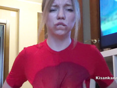 Намазавшаяся маслом сиськастая русская блондинка мастурбирует письку