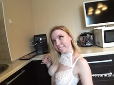 Грудастая русская тёлка в белом белье оттрахана и забрызгана спермой