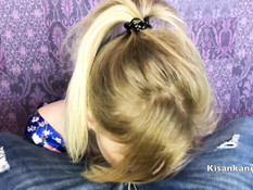 Старательная русская блондинка с голубыми глазами выдрачивает сперму