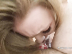 Сиськастая русская девчонка сделала минет и получила сперму на лицо