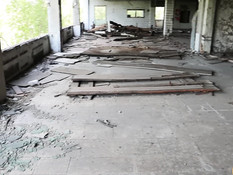 Он отодрал в заброшенном здании тощую русскую тёлку и кончил в киску