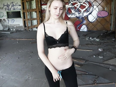 Он отодрал в заброшенном здании тощую русскую тёлку и кончил в киску