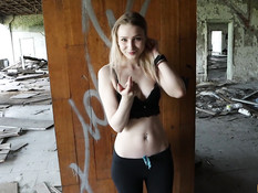 Он отодрал в заброшенном здании тощую русскую тёлку и кончил в киску