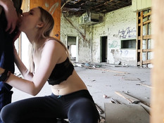 Он отодрал в заброшенном здании тощую русскую тёлку и кончил в киску