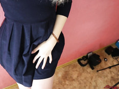 Юная русская блондинка снимает трусики и мастурбирует клитор руками