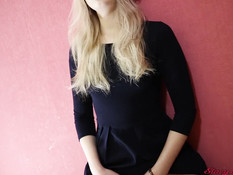 Юная русская блондинка снимает трусики и мастурбирует клитор руками