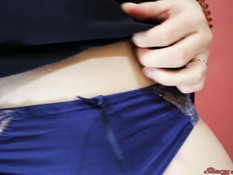 Юная русская блондинка снимает трусики и мастурбирует клитор руками