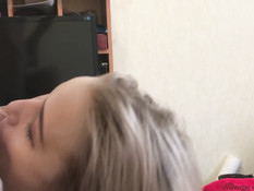 Старательная русская блондиночка выдрачивает сперму в рабочий ротик