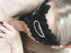 Он оттрахал раком и залил спермой русскую блондинку в маске на лице