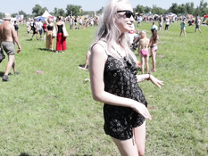 Бесстыжая русская блондинка отсасывает рядом с массовым мероприятием