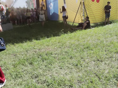 Бесстыжая русская блондинка отсасывает рядом с массовым мероприятием