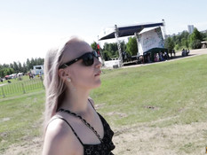 Бесстыжая русская блондинка отсасывает рядом с массовым мероприятием