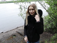 Светловолосая русская девушка сосёт член на берегу и получает сперму