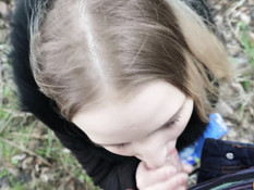 Светловолосая русская девушка сосёт член на берегу и получает сперму