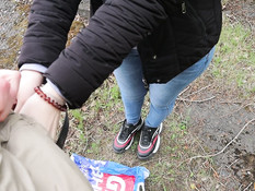 Светловолосая русская девушка сосёт член на берегу и получает сперму