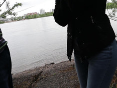 Светловолосая русская девушка сосёт член на берегу и получает сперму