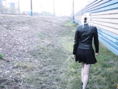 Отодрал русскую девчонку возле железной дороги и обкончал её трусики