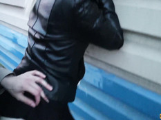 Отодрал русскую девчонку возле железной дороги и обкончал её трусики