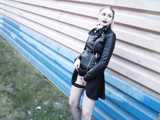 Отодрал русскую девчонку возле железной дороги и обкончал её трусики