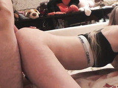 Юная русская блондинка дрочит член ногами и трахается с парнем раком