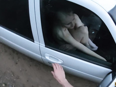 Он подвёз молодую русскую блондинку и оттрахал на обочине возле леса