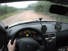 Он подвёз молодую русскую блондинку и оттрахал на обочине возле леса