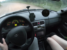 Он подвёз молодую русскую блондинку и оттрахал на обочине возле леса