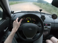 Он подвёз молодую русскую блондинку и оттрахал на обочине возле леса