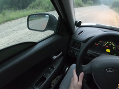 Он подвёз молодую русскую блондинку и оттрахал на обочине возле леса