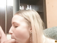 Примерная русская девушка со светлыми волосами старательно сосёт хуй