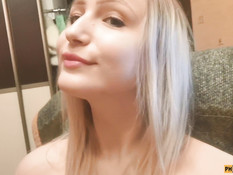 Примерная русская девушка со светлыми волосами старательно сосёт хуй