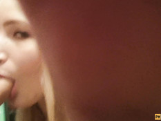 Примерная русская девушка со светлыми волосами старательно сосёт хуй