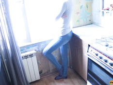 Молодая русская соска делает минет заглянувшему на кухню любовнику