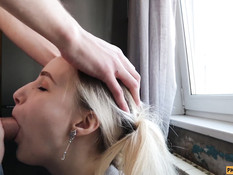 Молодая русская соска делает минет заглянувшему на кухню любовнику