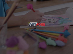 Он отвлёк русскую шатенку от рисования и оттрахал в киску на кровати