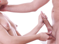 Он отвлёк русскую шатенку от рисования и оттрахал в киску на кровати