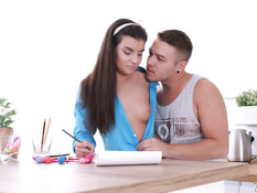 Он отвлёк русскую шатенку от рисования и оттрахал в киску на кровати