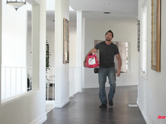 Пожилой любовник оттрахал на кровати молодую сиськастую мулаточку