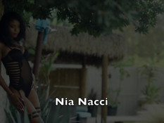 Грудастая молодая мулатка трахается с белым парнем на свежем воздухе