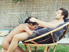 Грудастая молодая мулатка трахается с белым парнем на свежем воздухе