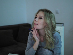 Красивая зрелая блонда с большими дойками ебётся с парнем на кровати