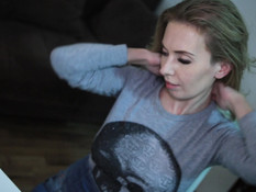 Красивая зрелая блонда с большими дойками ебётся с парнем на кровати