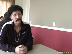 Две грудастые девки после вечеринки занялись свинг сексом на кровати