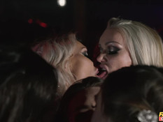 Пять женщин танцовщиц стриптиза занялись лесбийским сексом на сцене