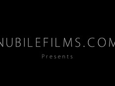 Две молодые лесби девушки занимаются любовью с грудастой блондинкой