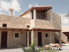 Брутальный мужчина отодрал во дворе худую девушку с маленькой грудью