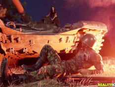 Мужчина в камуфляже оттрахал возле танка сисястую японскую девчонку