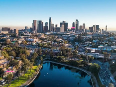 Две узкоглазые девчонки трахаются с парнем на вилле возле бассейна