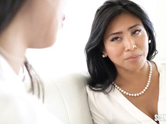 Две узкоглазые девчонки трахаются с парнем на вилле возле бассейна