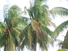 Грудастая мачеха и азиатская падчерица затрахали молодого садовника